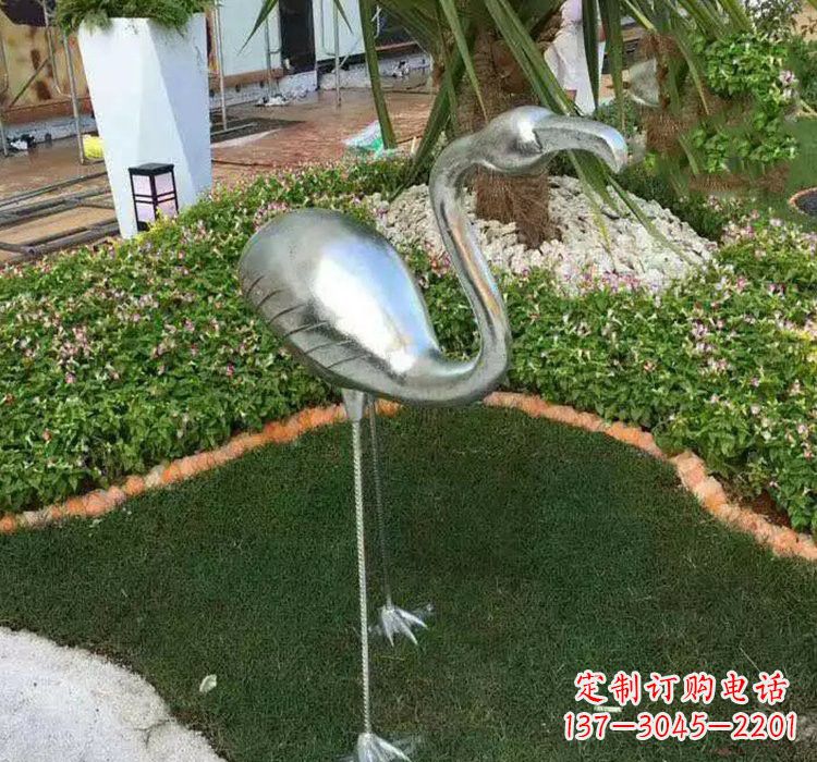 酒泉火烈鸟雕塑美丽而又充满力量
