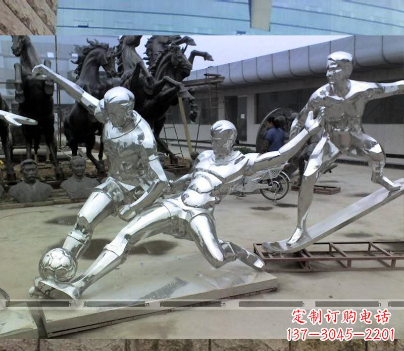 酒泉玩足球的不锈钢雕塑