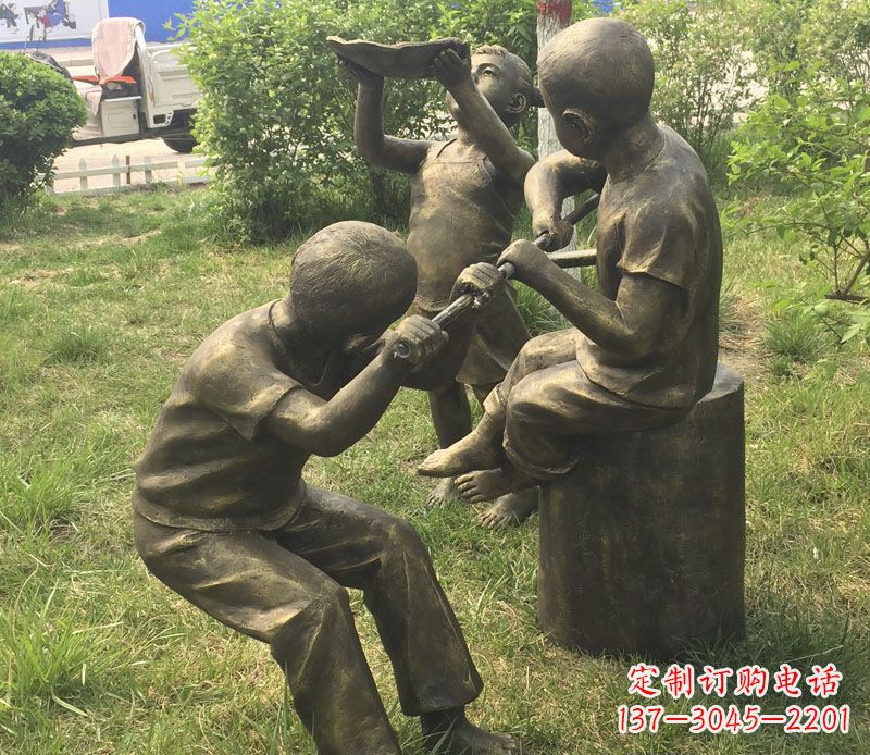 酒泉公园玩水的儿童铜雕