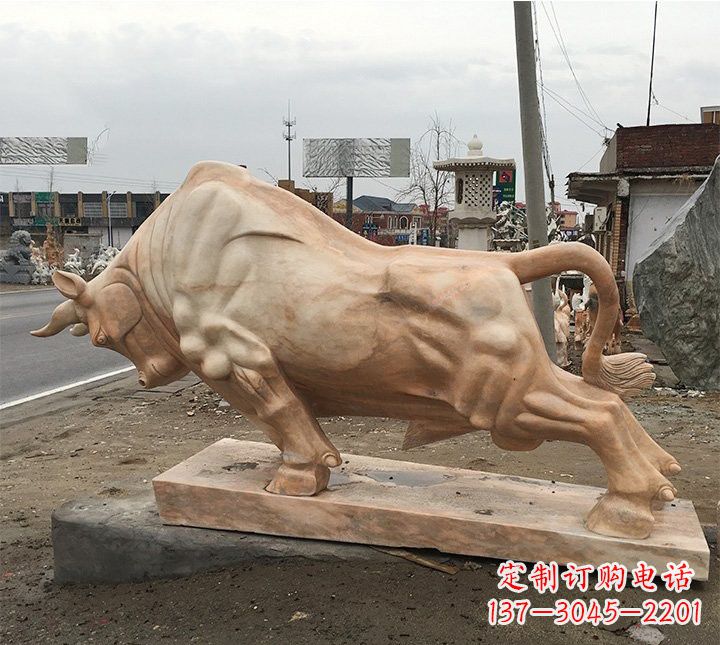 酒泉象征力量的广场晚霞红牛雕塑