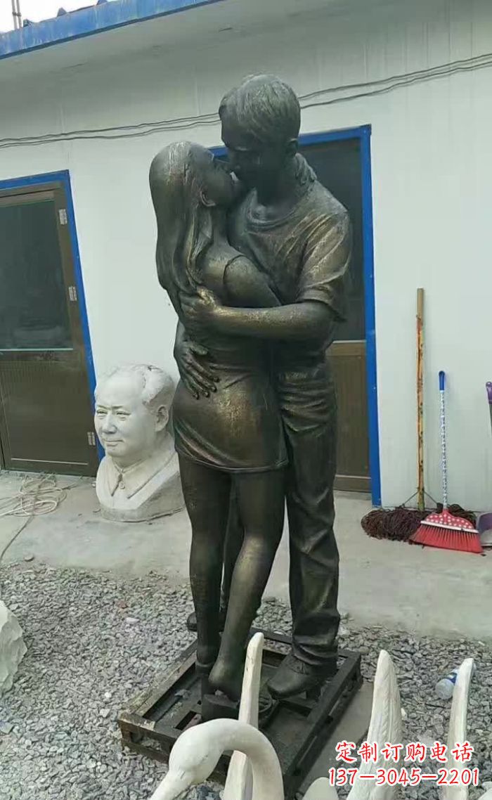酒泉无尽浪漫,情侣雕塑表达爱意