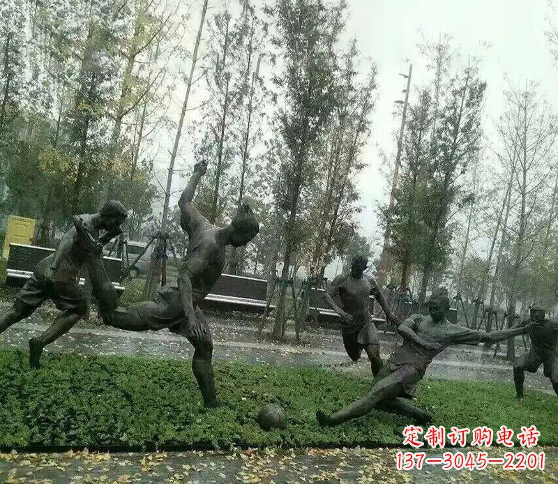 酒泉踢足球公园运动人物铜雕