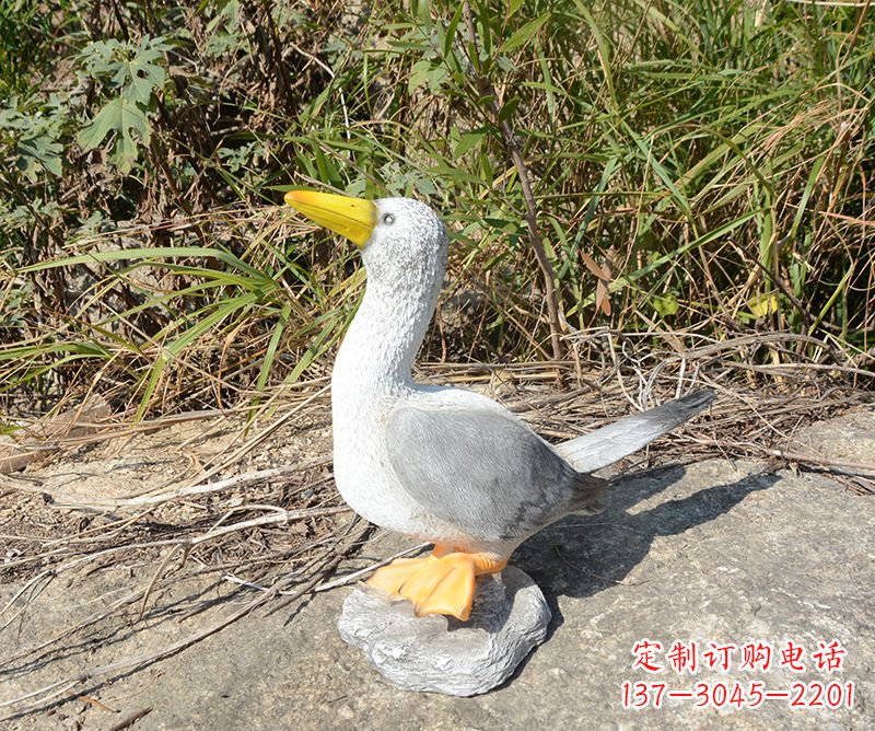 酒泉学校雕塑和平鸽